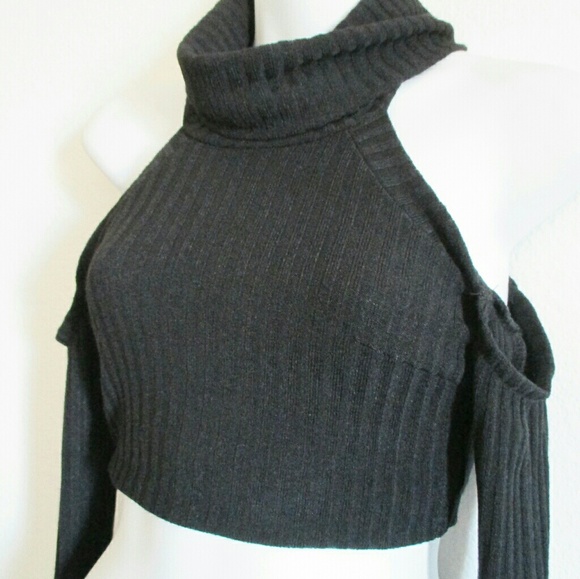 Cold Shoulder Roll Neck Cropped Sweater - Picture 3 of 4